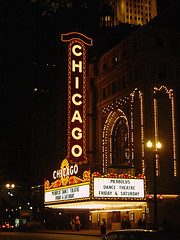 Chicago Theatre at Night (Photo by laffy4k)